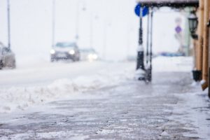 Rola soli drogowej w bezpieczeństwie ruchu drogowego